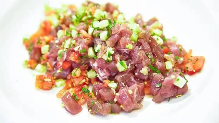 микс салатов, томаты черри, огурец, болгарский перец, оливки/маслины, красный лук, заправленные пряным маслом и дополненные сливочным сыром. 4 порции по 250 гр. 