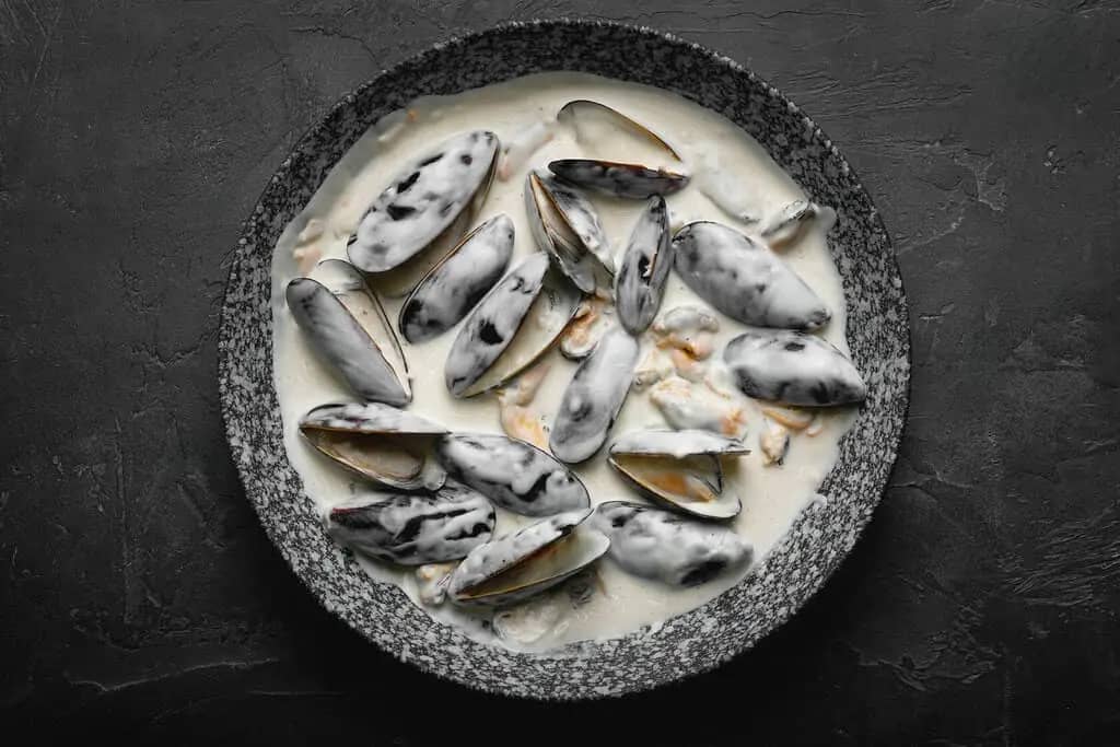 черноморские мидии, сливки и сыр с голубой плесенью.  подаются с пшеничным багетом