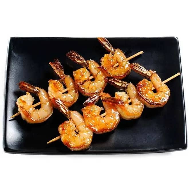 жаренные на углях королевские креветки.  подаются с кисло-сладким соусом